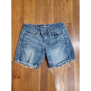 Maurices Womens Medium Wash Cut Off Denim Shorts Frayed Hem Stretch Size 5/6 REG